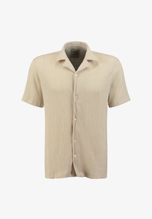 Beżowa koszula na krótki rękaw z guzikami, wykonana z teksturowanej tkaniny, z kołnierzem typu camp, prezentowana na białym tle.