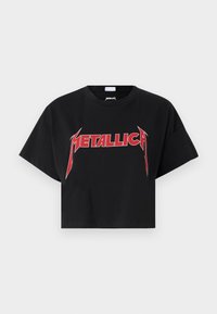 Černé zkrácené tričko vyrobené z bavlny, s červeným grafickým prvkem "METALLICA" na hrudi v ostrém písmu. Krátké rukávy a kulatý výstřih.