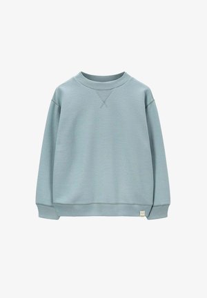 Sweatshirt bleu clair avec col rond, manches longues et poignets côtelés. Présente une finition texturée et une petite étiquette de marque sur l'ourlet.