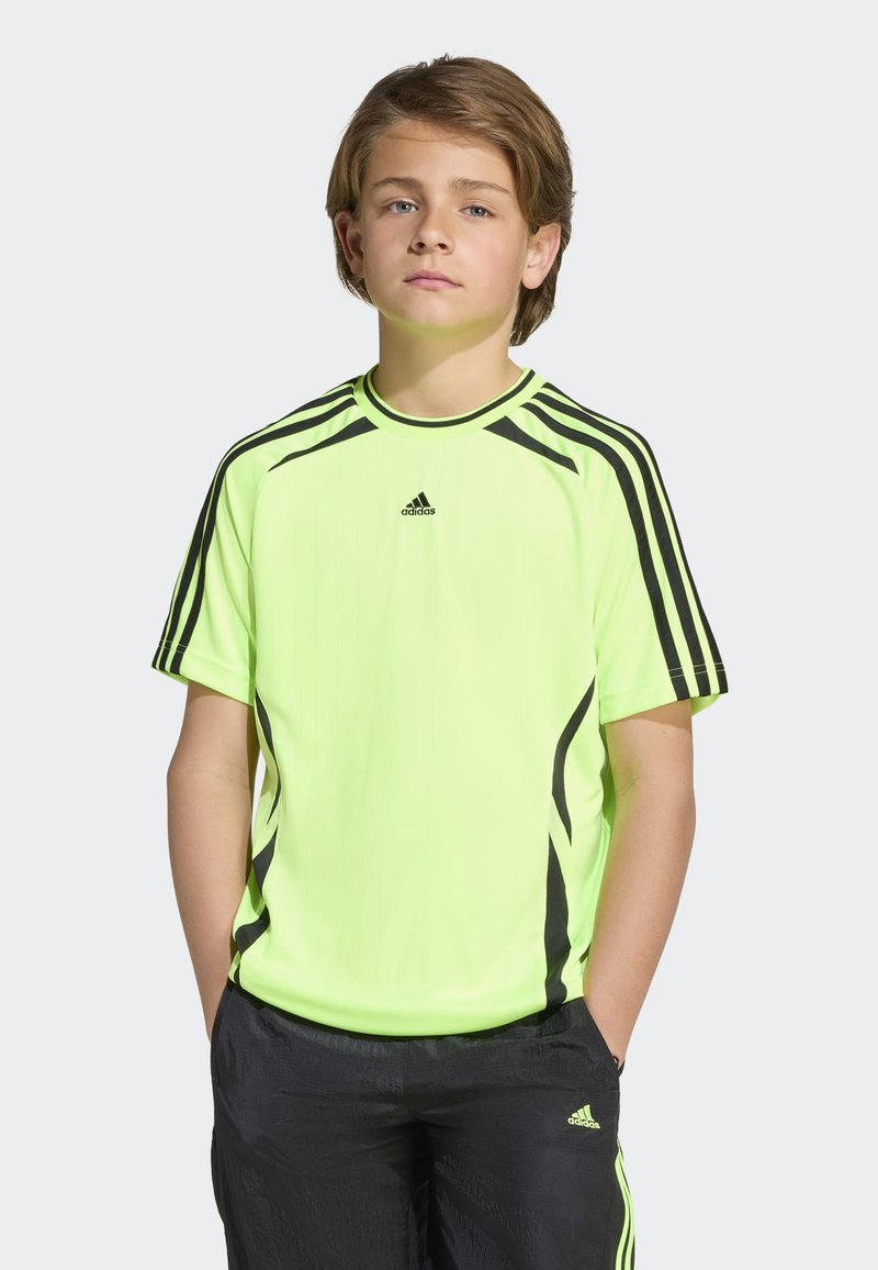 Neon gul atletisk t-skjorte med svarte detaljer, korte ermer og rund hals. Har Adidas-logo og stripet design på skuldrene.