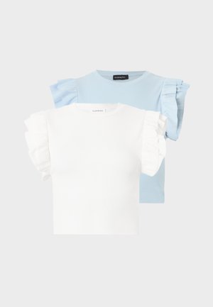 T-shirts à manches courtes côtelés en blanc et bleu clair avec manches à volants, col rond et silhouette ajustée, empilés sur un fond uni.