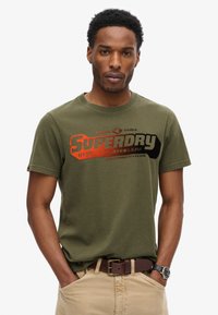 Superdry & Co FLOCKED FADE GRAPHIC - Camiseta estampada - khaki green marl