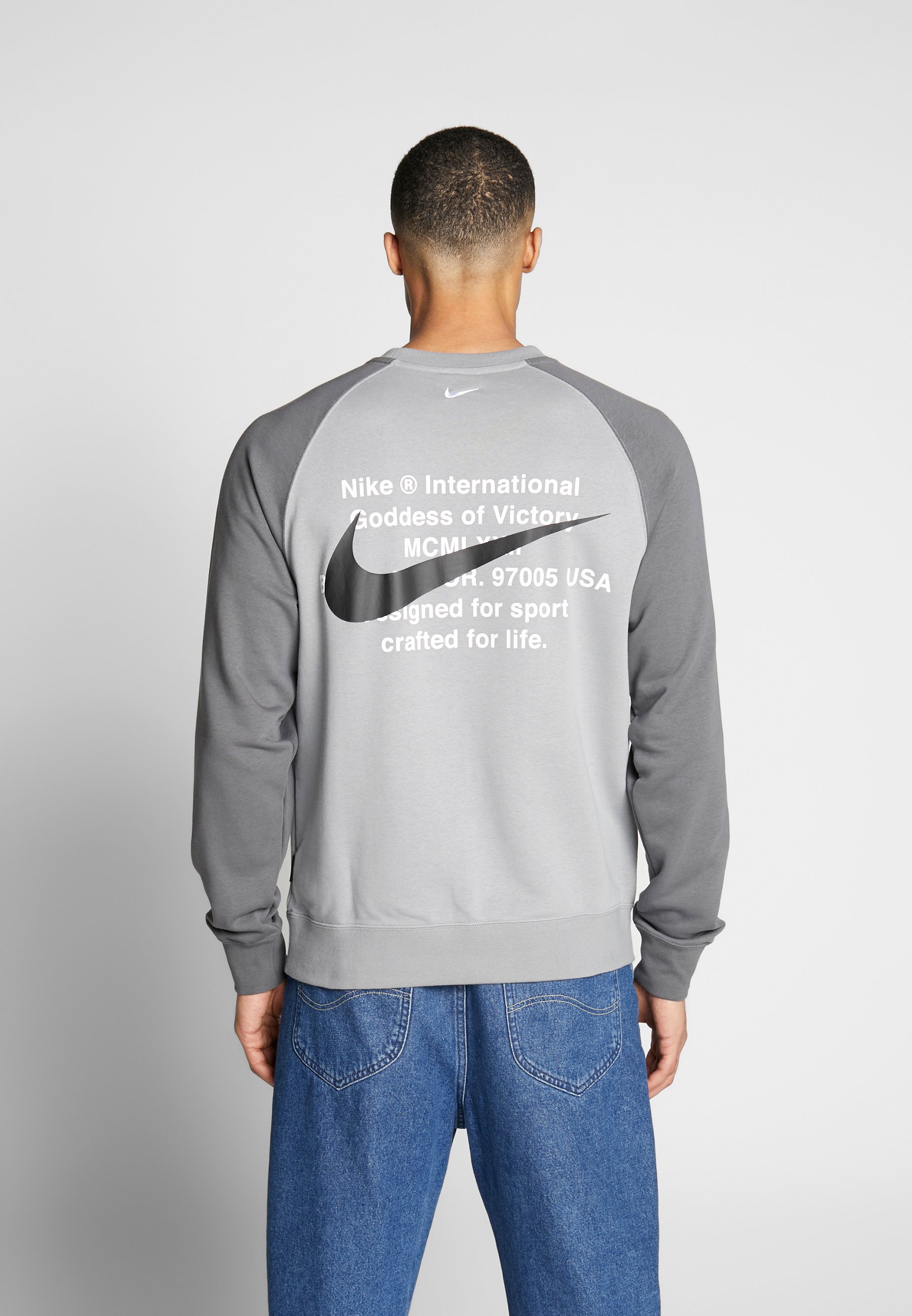 Nike Sportswear Sweatshirt particle greywhitedunkelgrau Nike Sportswear Sweatshirt particle greywhitedunkelgrau