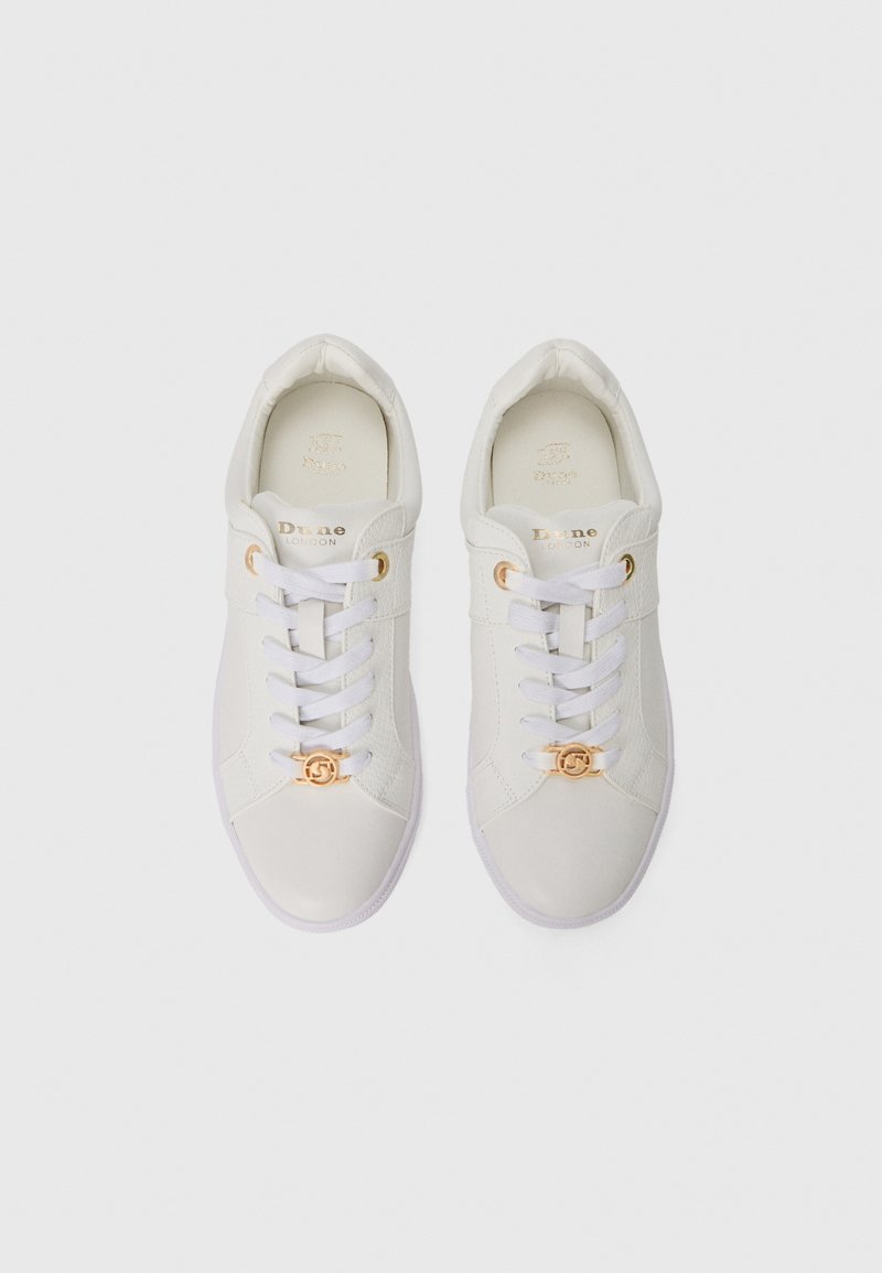 Białe skórzane sneakersy z teksturowanymi detalami, płaskimi sznurowadłami, złotymi akcentami oraz wyściełanym kołnierzem. Posiadają gumową podeszwę.