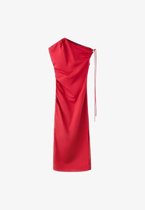 Rotes One-Shoulder-Midikleid mit Bindedetail auf einer Seite und dezentem Schlitz am Saum, aus glattem Stoff.
