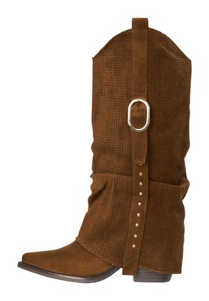 Stivale western a metà polpaccio in suede marrone con texture traforata, cinturino decorativo con fibbia ovale in metallo e piccoli borchie metalliche lungo il lato.