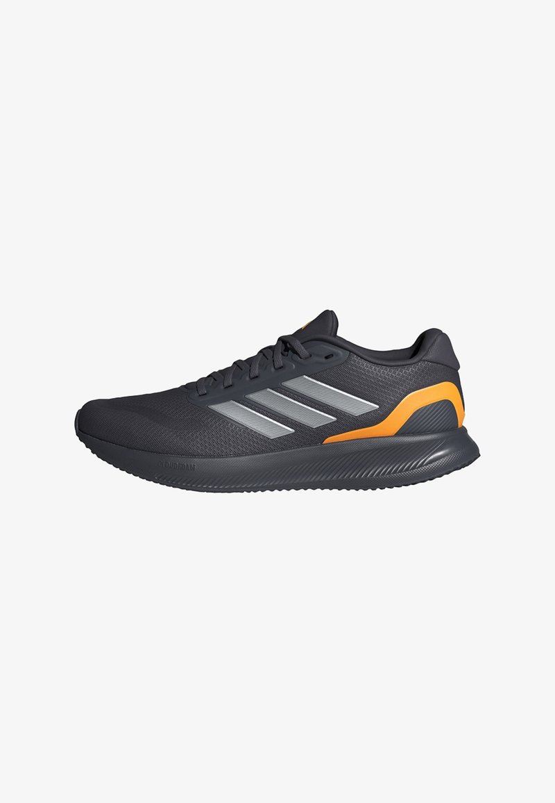 Zapatillas de running para hombre en malla negra con acentos plateados. Presenta una suela texturizada, detalle naranja en el talón y un diseño tradicional de cordones.