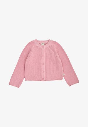 Rosa gestrickte Babystrickjacke mit langen Ärmeln, rundem Ausschnitt und fünf Knöpfen vorne, flach auf weißem Hintergrund liegend.