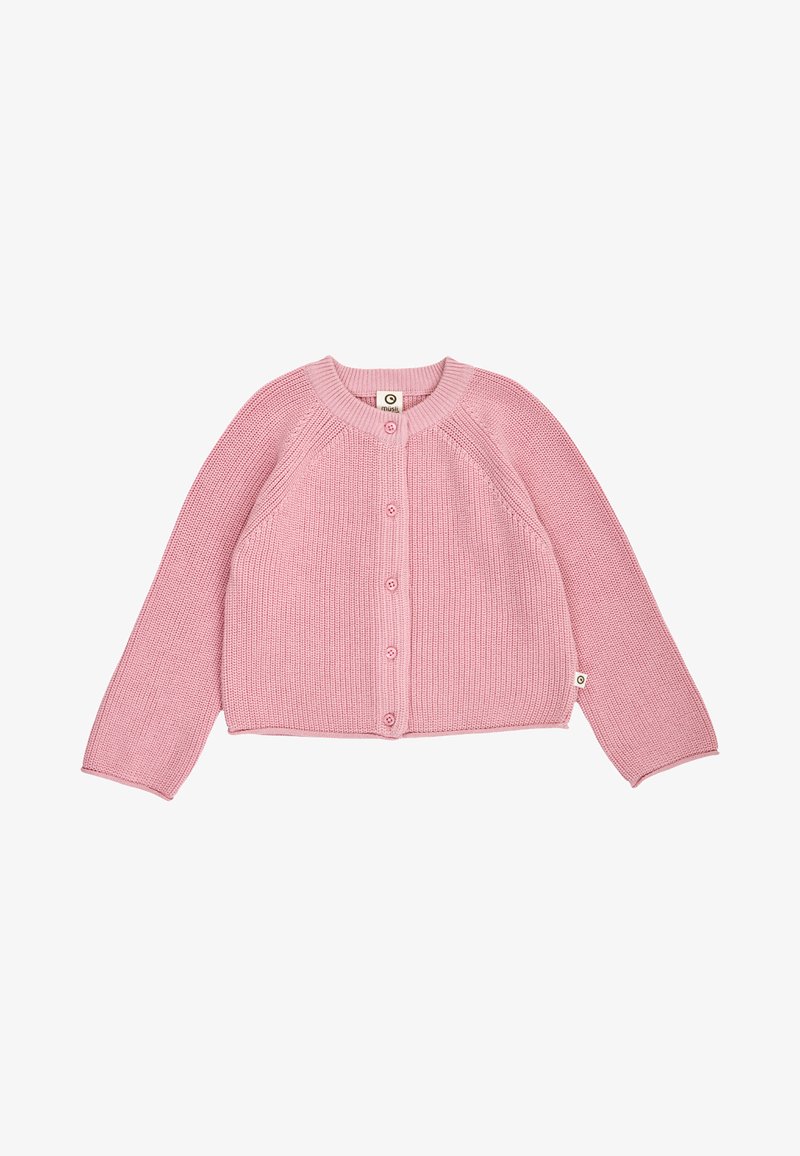 Lyserød strikket babycardigan med lange ærmer, rund hals og fem knapper ned foran, lagt fladt på hvid baggrund.