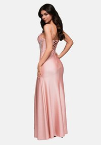 Lungo abito da sera in raso rosa, con spalline regolabili, schiena con lacci e decorazioni intricate sul corpetto.