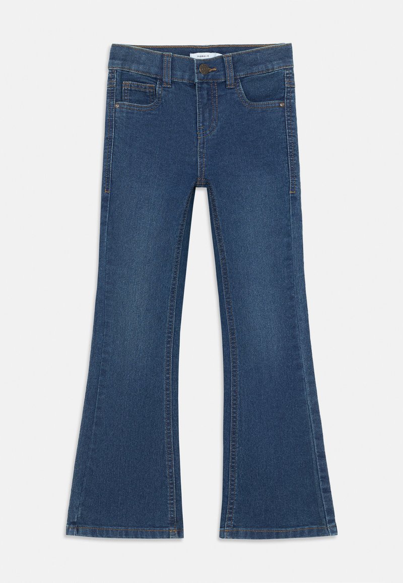 Jean en denim bleu évasé avec une taille mi-haute, quatre poches et des coutures contrastées. Le tissu a une texture lisse et un matériel minimal.