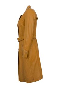 Senfgelber Leder-Trenchcoat mit figurbetonter Silhouette, tailliertem Gürtel und geknöpften Manschetten; verfügt über einen klassischen Kragen und seitliche Schlitze.