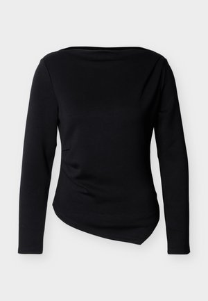 Haut noir à manches longues avec encolure bateau et ourlet asymétrique, présenté sur un fond clair uni.
