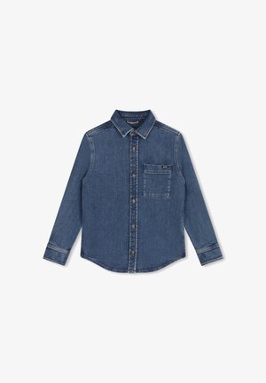 Camisa de mezclilla azul oscuro, de manga larga, con diseño de botones, cuello puntiagudo, bolsillo en el pecho, costuras en contraste, textura sólida.