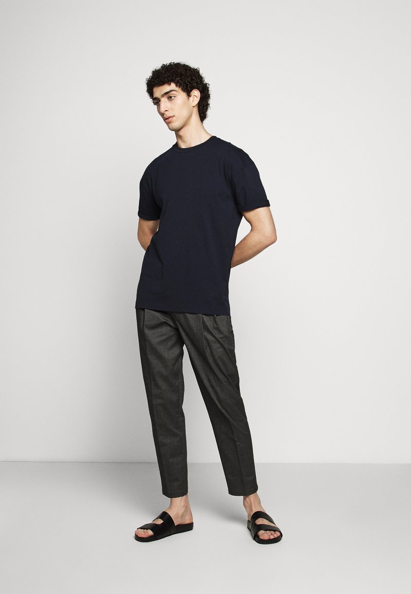 Camiseta Drykorn Thilo Para Hombre: Corte Relajado Y Cómodo, Manga Corta Con Detalle En Hombros