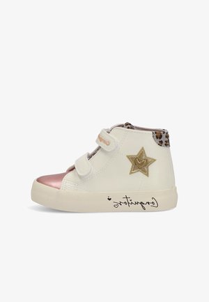 Zapatilla blanca de caña alta con puntera metálica rosa, detalle de estrella dorada, estampado de leopardo en el talón y tiras de Velcro. Firma personalizada en el lateral.
