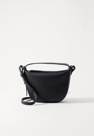 Geantă casual din piele neagră, cu un finisaj texturat, formă rotundă, curea ajustabilă și accente din metal auriu. Închidere cu fermoar în partea de sus.