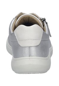 Srebrne skórzane sneakersy o zaokrąglonym kształcie, z kontrastującą białą gumową podeszwą i zapięciem na zamek z tyłu; wnętrze wyłożone miękkim wyściółką.