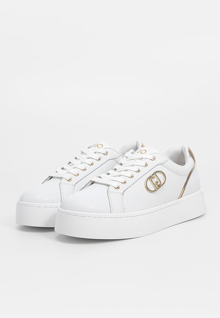 Witte platform sneakers van gestructureerd fauxleer, met gouden accenten, ronde neus, vetersluiting en een logo detail aan de zijkant.