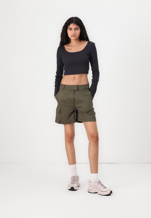 BROOKLINE UTILITY CARGO - Shorts2