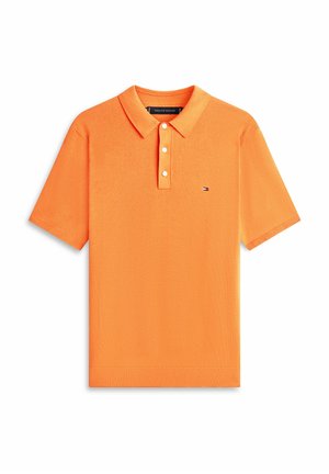 Orange kortærmet polo-shirt med krave, tre hvide knapper og lille Tommy Hilfiger-logo på brystet.