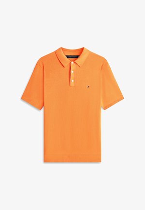 Kurzärmeliges oranges Poloshirt mit Kragen, drei weißen Knöpfen und kleinem Tommy Hilfiger Logo auf der Brust.