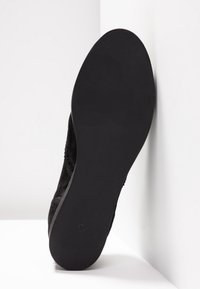 Scarpa nera con parte superiore in suede testurizzato e suola in gomma nera liscia con fondo decorato per aderenza, taglia 37 stampata sulla suola.