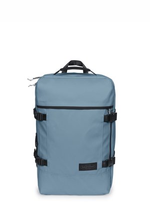 Hellblauer rechteckiger Rucksack mit schwarzen Trägern, oberem Griff, seitlichen Clips, vorderer Reißverschlusstasche und Eastpak-Logoaufnäher unten vorne.
