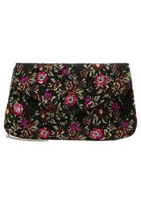 Bolso de mano con estampado floral en tela negra, adornado con flores en tonos morados y rosas, con una correa de cadena y cierre de solapa plegable.