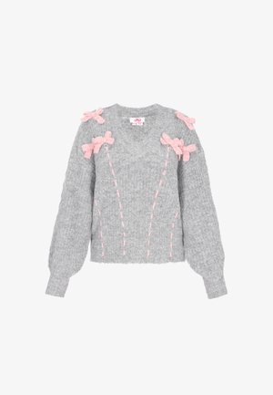 Maglione grigio a maglia con scollo a V, caratterizzato da fiocchi rosa sulle spalle e dettagli di cucitura rosa lungo i lati. Maniche lunghe e a sbuffo.