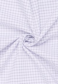 Tessuto bianco con un sottile motivo a griglia di colore viola chiaro, caratterizzato da una superficie liscia e un aspetto leggermente spiegazzato.
