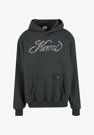 Ciemnozielona bluza z kapturem z miękkiego materiału, ozdobiona dużą haftowaną grafiką "Kari" z kolorowymi akcentami i przednią kieszenią.