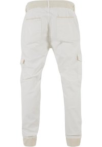 Pantalones cargo blancos con puño elástico, dos bolsillos traseros y bolsillos laterales tipo cargo. Fabricados en algodón con una textura suave.