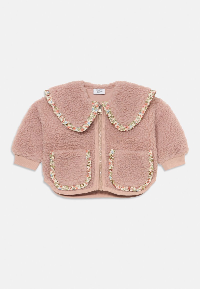 Rosa Fleece-Jacke mit einem blumengeschmückten Kragen, Frontreißverschluss und zwei aufgesetzten Taschen, die ein strukturiertes, gemütliches Gefühl vermittelt.