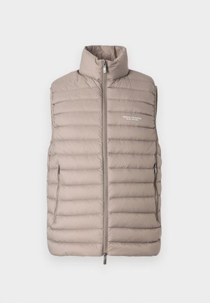 Svetlo béžová prešívaná bezrúšková vesta s vysokým golierom, predným zipsom, bočnými vreckami a logom "Armani Exchange Milano/New York" na hrudi.