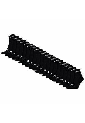 Fünfzehn Paar schwarze Knöchelsocken, diagonal angeordnet mit weißen Markenlogos an Bündchen und Zehen.