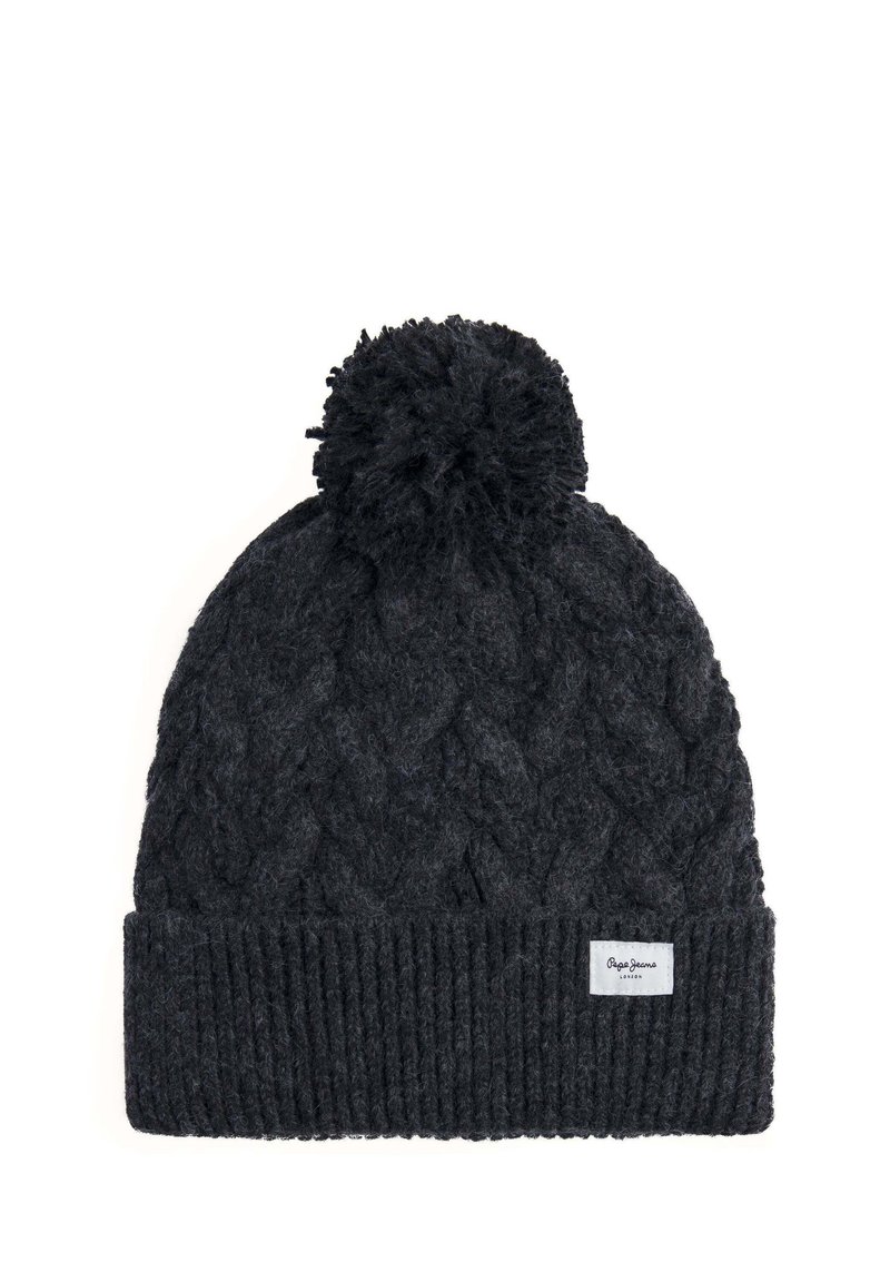 Berretto lavorato a maglia di un grigio scuro con un design a cavo testurizzato, rifinito da un soffice pom-pom. Il bordo a costine alla base presenta un piccolo etichetta con il logo.
