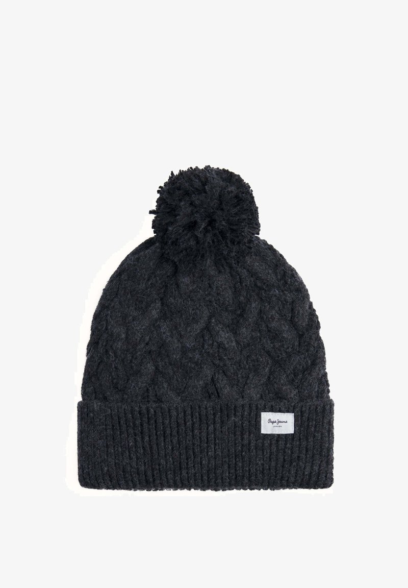 Berretto lavorato a maglia di un grigio scuro con un design a cavo testurizzato, rifinito da un soffice pom-pom. Il bordo a costine alla base presenta un piccolo etichetta con il logo.