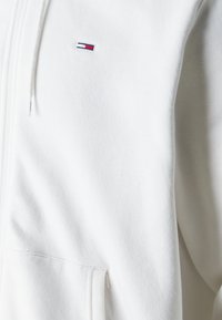 Tommy Jeans FLAG ZIP THRU - Hoodie - ancient white