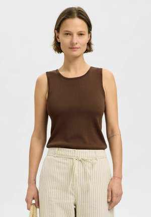 Brun ribbad linne med rund halslinning och ärmlös design, tillsammans med gräddfärgade randiga byxor med elastisk midja.