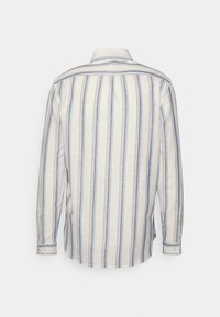 Camisa de manga larga abotonada en una tela ligera, con rayas verticales azules y marrones sobre un fondo blanco, con un collar de punta y puños abotonados.