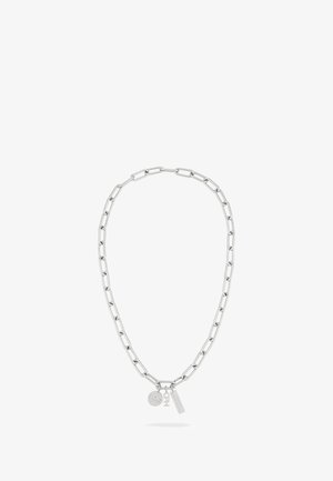 Collana in argento con maglie allungate, dotata di due pendenti: un ciondolo rotondo e un'etichetta rettangolare, entrambi incisi.