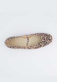 Baleríny s leopardím vzorem a páskem Mary Jane, vyrobené z měkké tkaniny. Zaoblená špička a plochý podpatek, s jemně hnědým interiérem.
