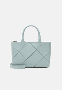Lyseblå læderhandtaske med et geometrisk quiltet design. Har to top håndtag og en aftagelig skulderrem.