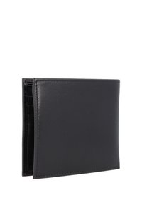 Cartera de cuero negro con textura suave, diseño de dos pliegues y múltiples ranuras para tarjetas; presenta costuras ordenadas a lo largo de los bordes.