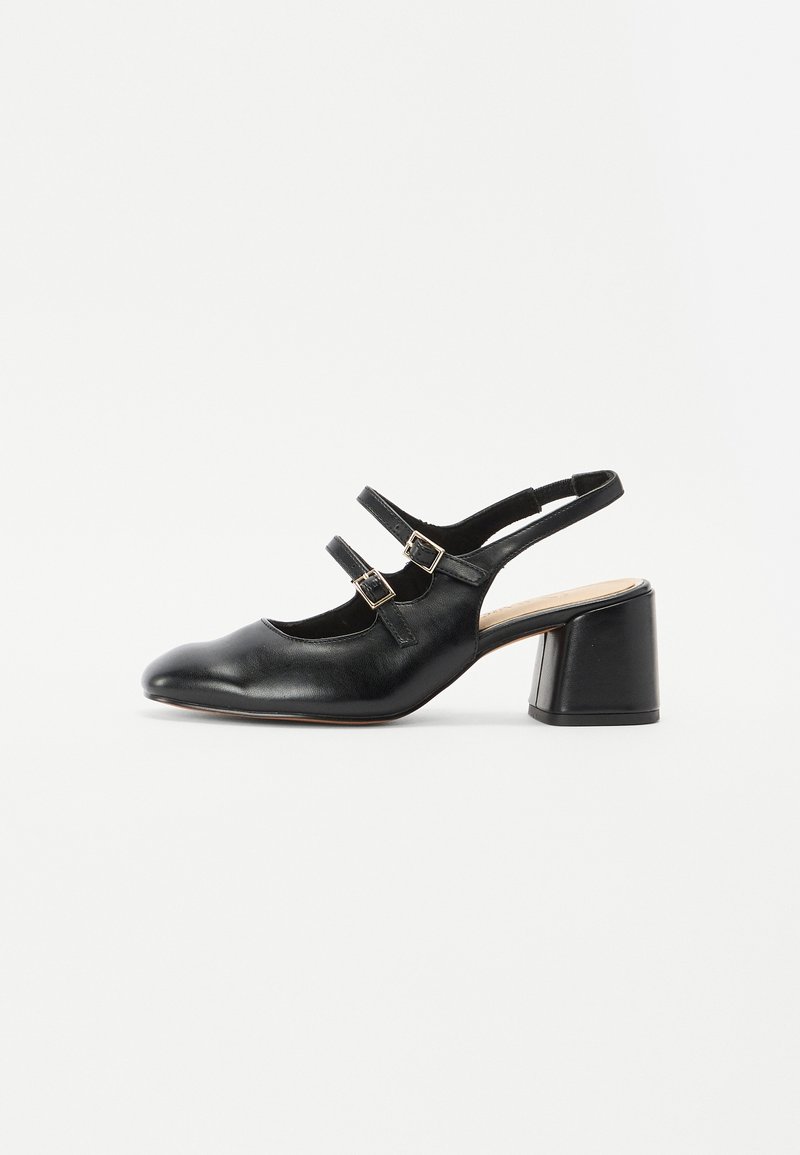 Chaussures slingback en cuir noir avec deux sangles ajustables et un bout arrondi. Dotées d'un talon bloc et d'une texture lisse.