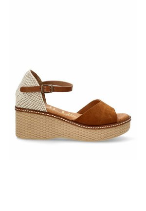 Sandalias de cuña de ante marrón con tacón de tejido trenzado, correa de tobillo ajustable y plataforma texturizada con costuras blancas.