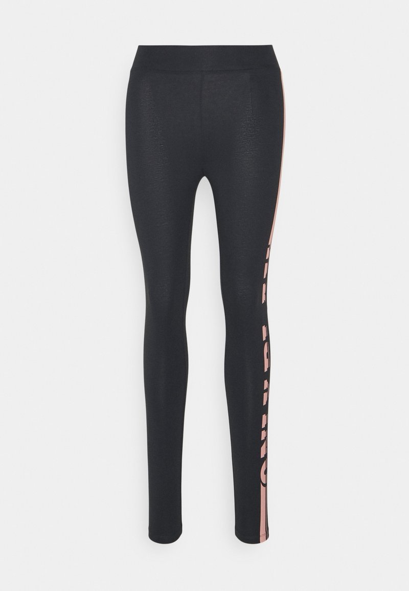 Černé legíny vyrobené z elastického materiálu, s hladkým povrchem a růžovým bočním pruhem s výrazným nápisem. Přiléhavý střih s vysokým pasem.