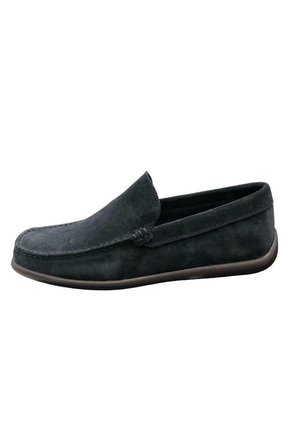 Męskie buty typu slip-on w ciemnoszarym zamszu, z okrągłym noskiem, minimalnym przeszyciem i elastyczną gumową podeszwą. Gładka tekstura bez wzorów.