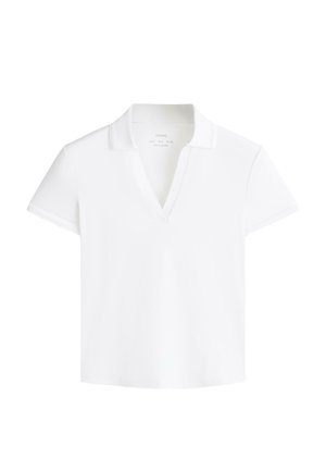 Biała koszulka polo z krótkim rękawem, kołnierzykiem i dekoltem w kształcie litery V, przedstawiona na jednolitym białym tle.